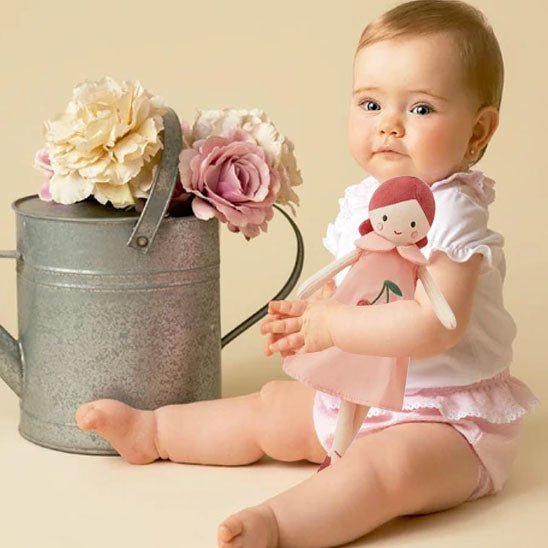 doudou ballerine aux bras bebe fille assise