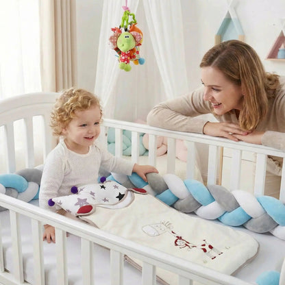enfant assis lit avec tour de lit tresse bleu gris blanc maman observe