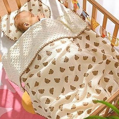 enfant dort couverture bebe beige motif tete ours 
