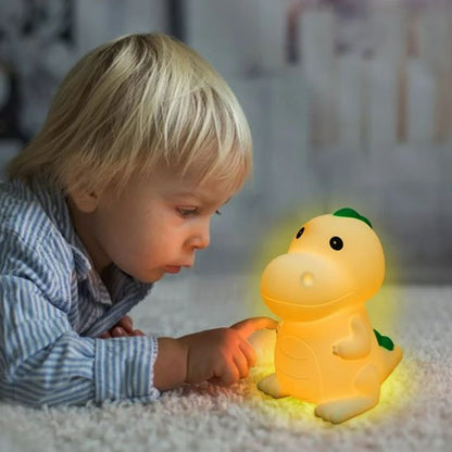 enfant touche veilleuse bébé dino lumière jaune