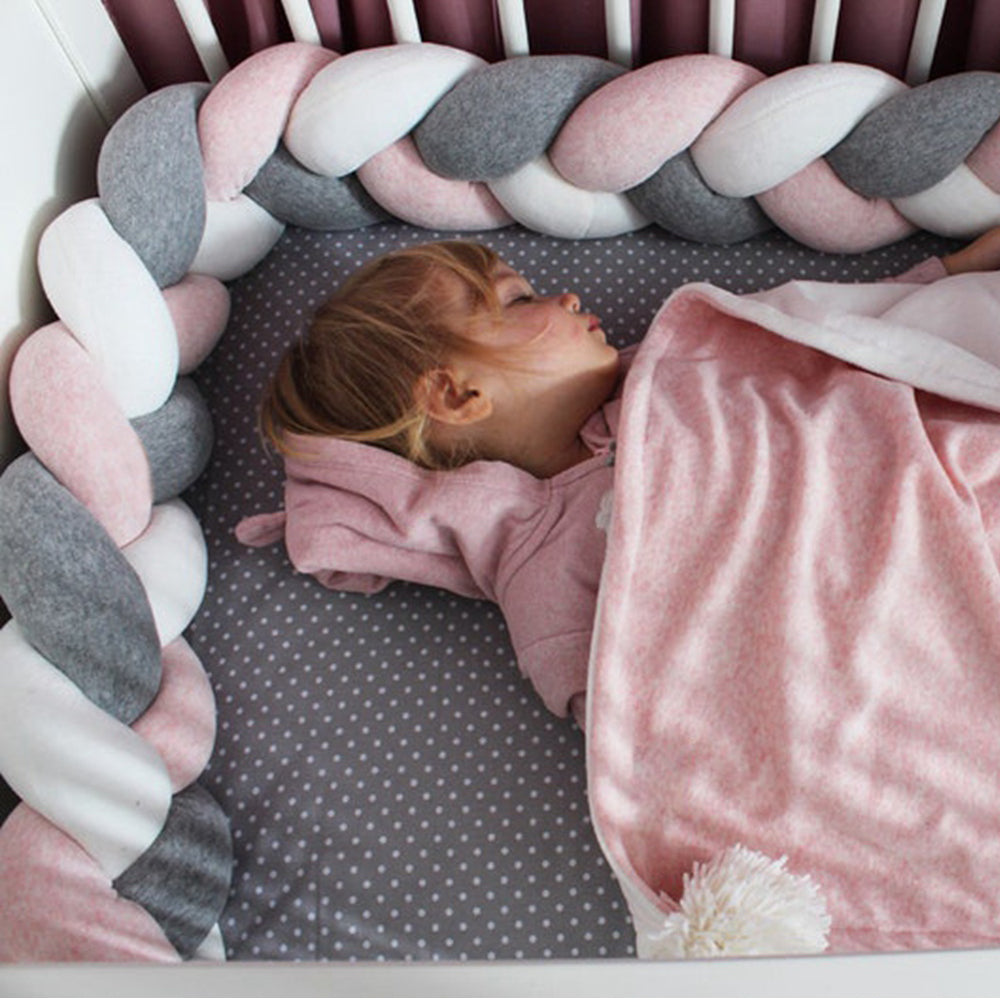 fiellette dort lit avec tresse de lit rose gris blanc