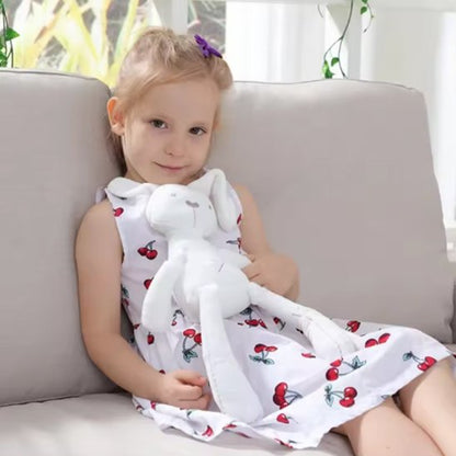 fillette assise avec doudou bébé lapin blanc