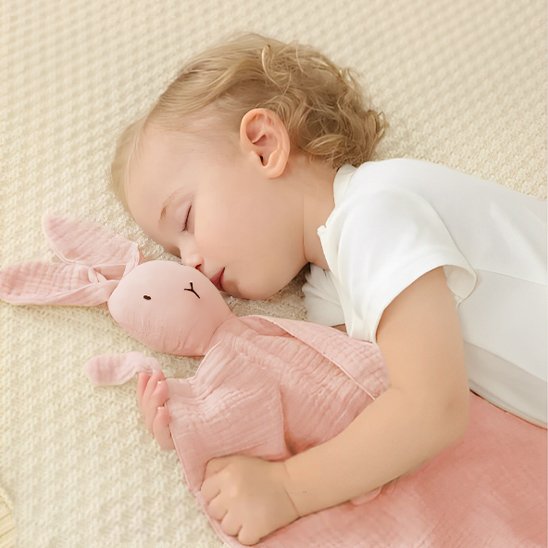 fillette endormie avec doudou bebe lapin