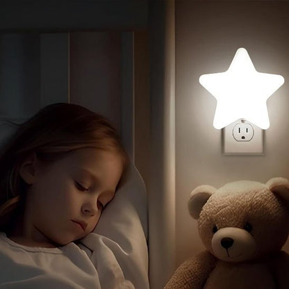 fillette endormie avec veilleuse bebe étoile lumiere blanche