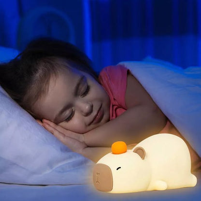 fillette endormie avec veilleuse bébé lumiere blanche