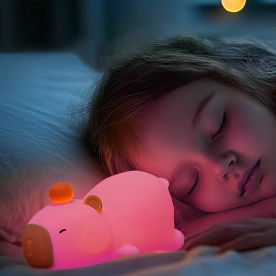 fillette endormie avec veilleuse bébé lumière rose