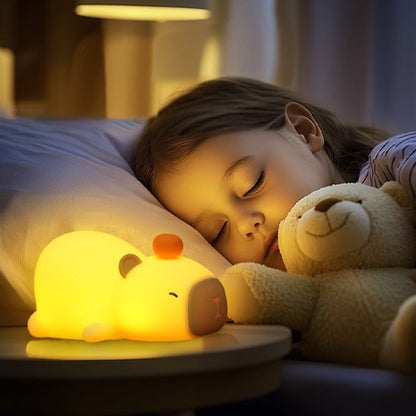 fillette endormie avec veilleuse bébé lumière jaune