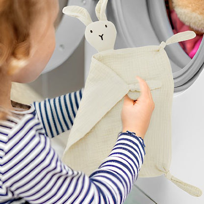 fillette tient doudou bebe lapin blanc