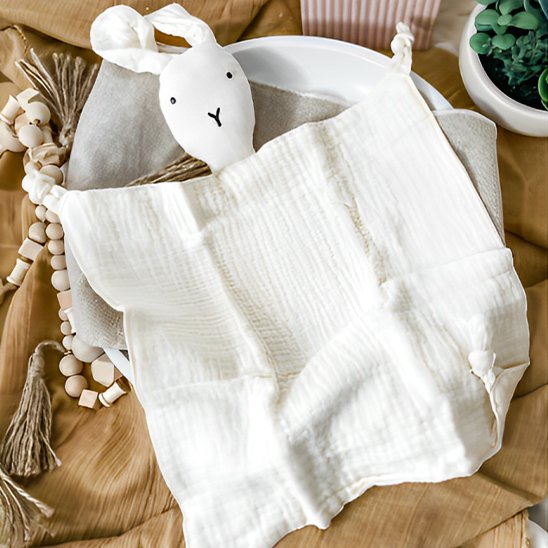 joli doudou bebe lapin blanc allongé