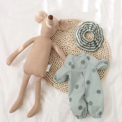 joli doudou scandinave beige et ses habilles