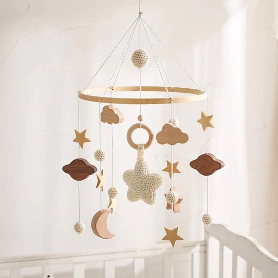 joli mobile bébé en bois couleur pastel 