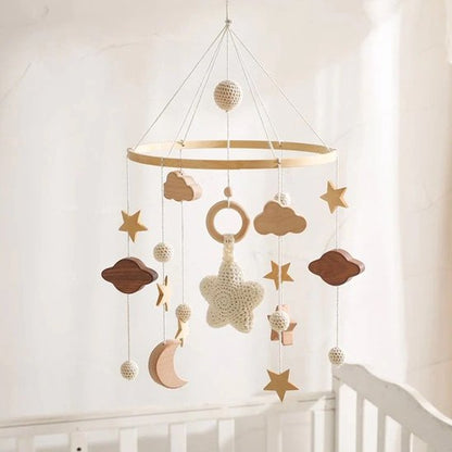 joli mobile bébé en bois couleur pastel 