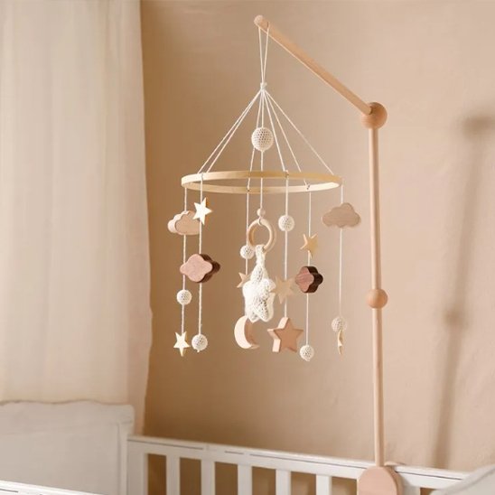 joli mobile bébé en bois suspendu au lit