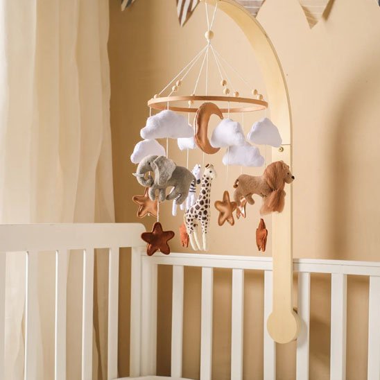 joli mobile bébé safari suspendu au lit