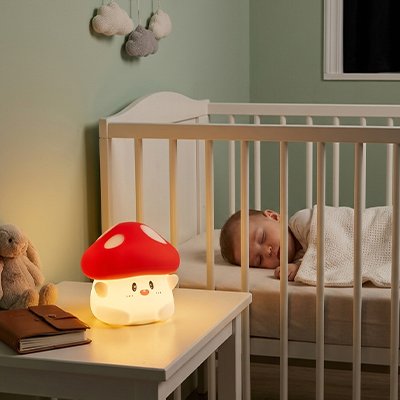 jolie veilleuse bebe champignon allumée