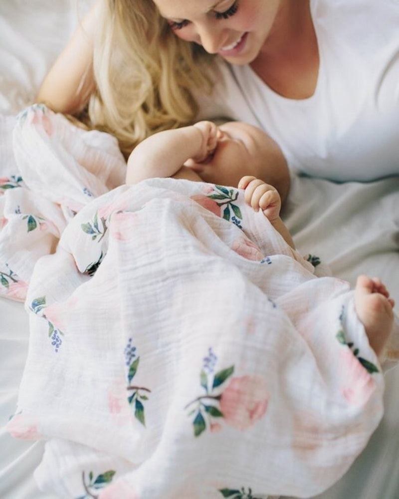 maman avec bébé  sous couverture bébé  florale