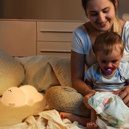 maman bébé au lit avec bebe veilleuse ourson