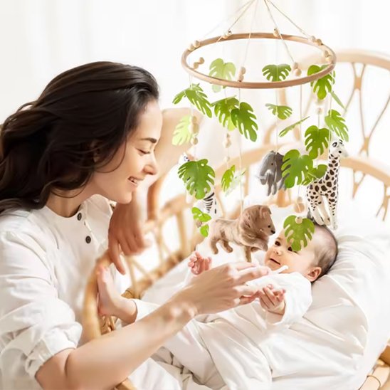 maman bébé jouent avec mobile bébé safari