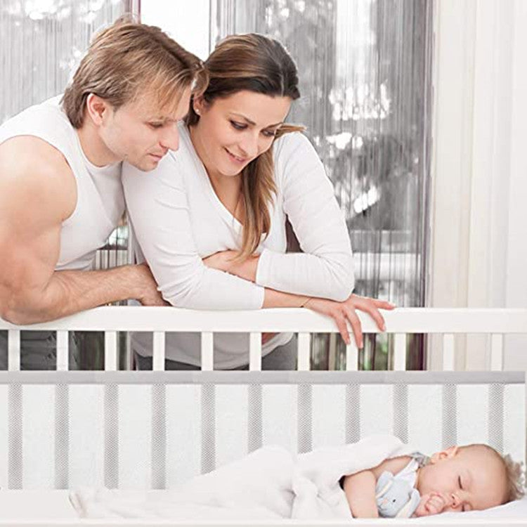 maman papa observent bébé avec tour de lit respirant