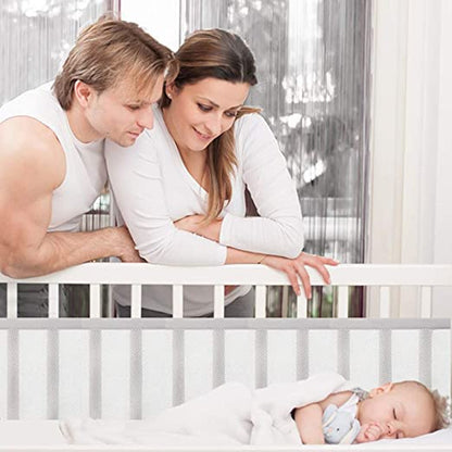 maman papa observent bébé avec tour de lit respirant