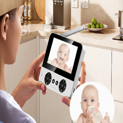 maman regarde bébé dans camera surveillance bebe