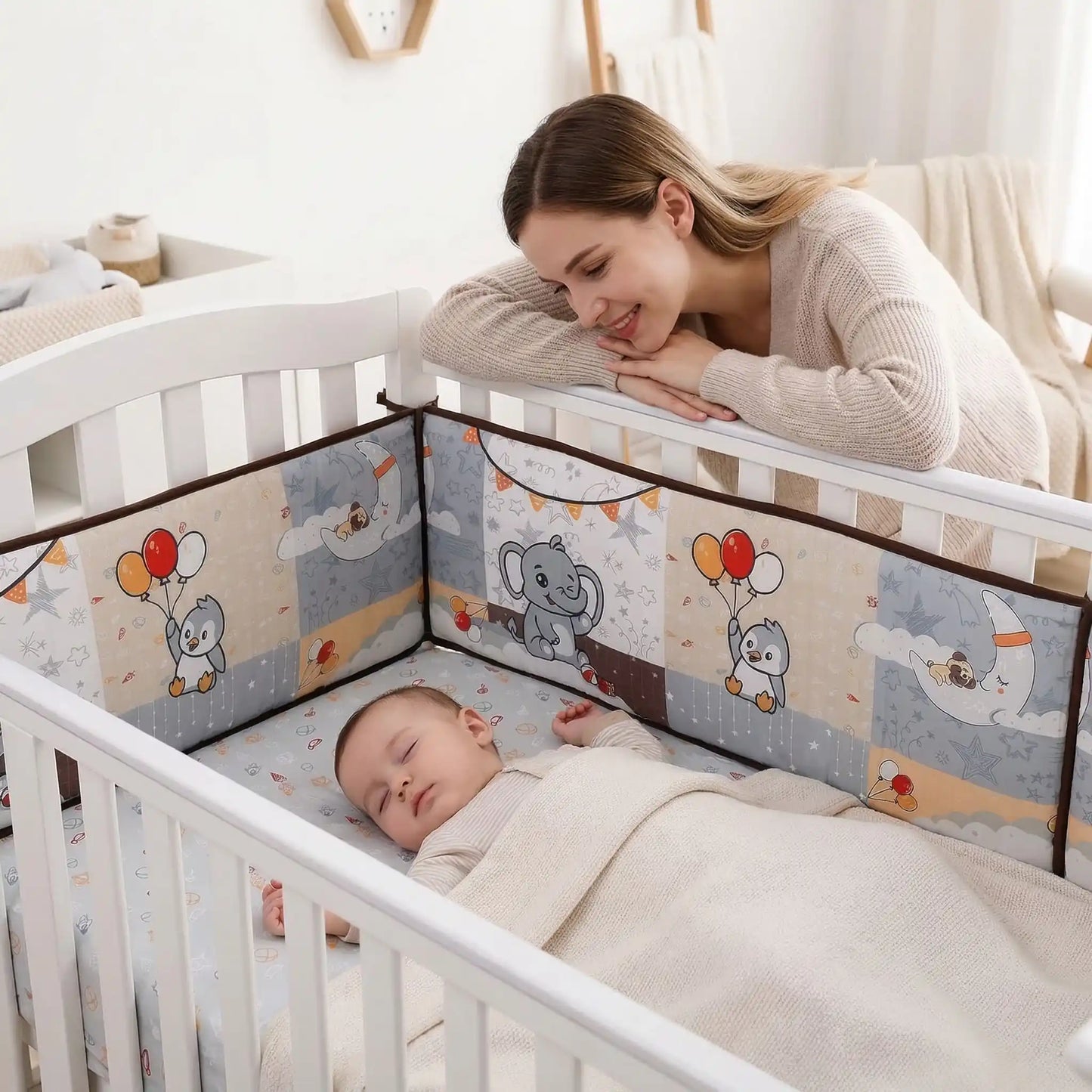 maman regarde bébé endormi avec tour de lit poussin