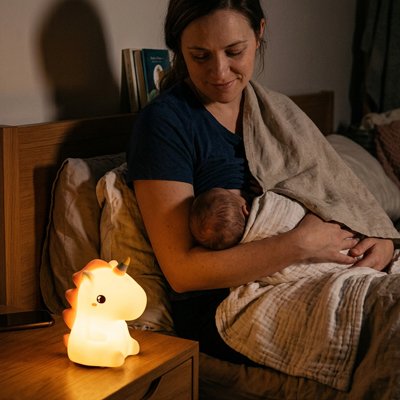 maman regarde bebe veilleuse licorne