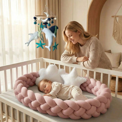maman sourit bebe endormi entoure tresse de lit bebe vieux rose