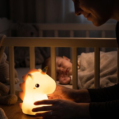 maman touche bebe veilleuse licorne