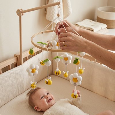mobile bebe en bois abeilles jaunes fleures