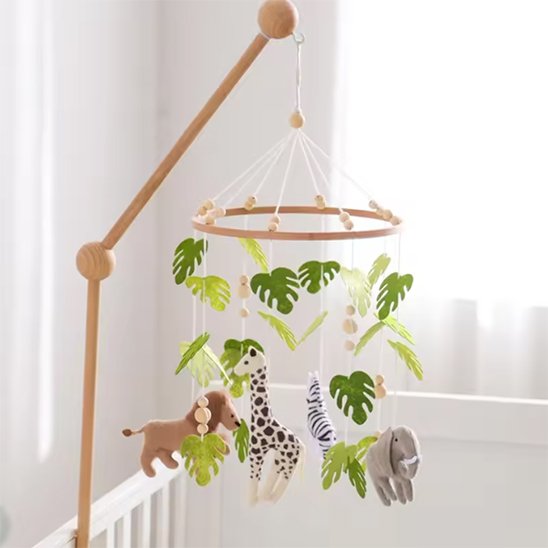 mobile bébé en bois suspendu au lit bébé
