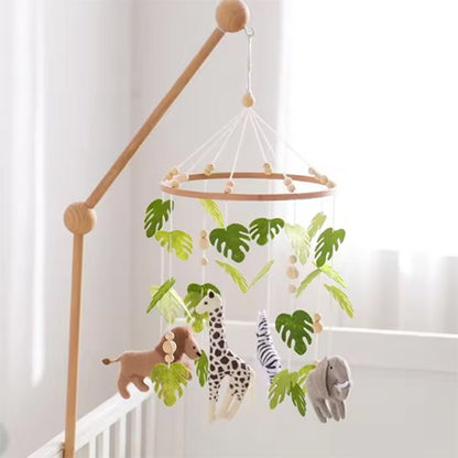 mobile bébé en bois suspendu au lit bébé
