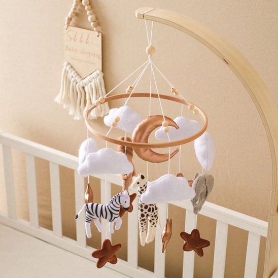 mobile bébé savane suspendu au lit bébé