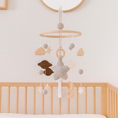 mobile lit bébé en bois avec étoile grise