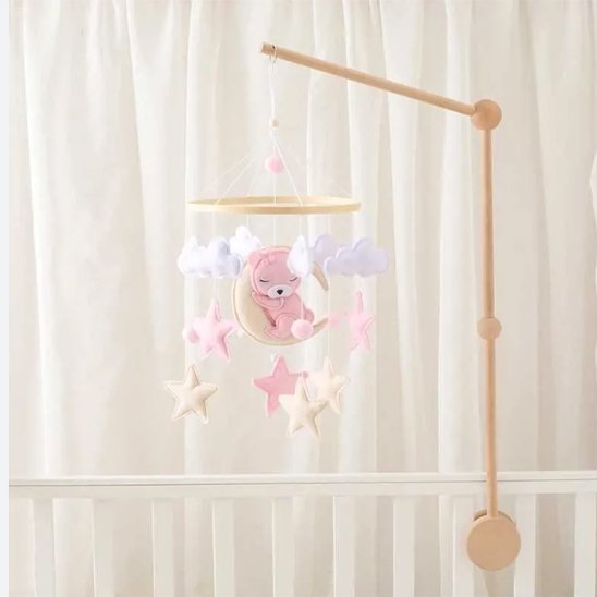 mobile lit bébé ours rose suspendu