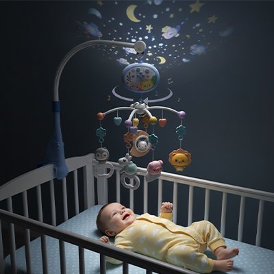 plafond ciel étoilé par mobile musical bébé avec bébé souriant