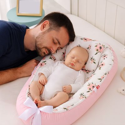 Réducteur de lit bébé fleuri rose