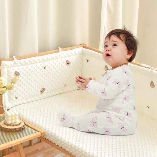 Tour de lit bébé avec bébé assis  lit
