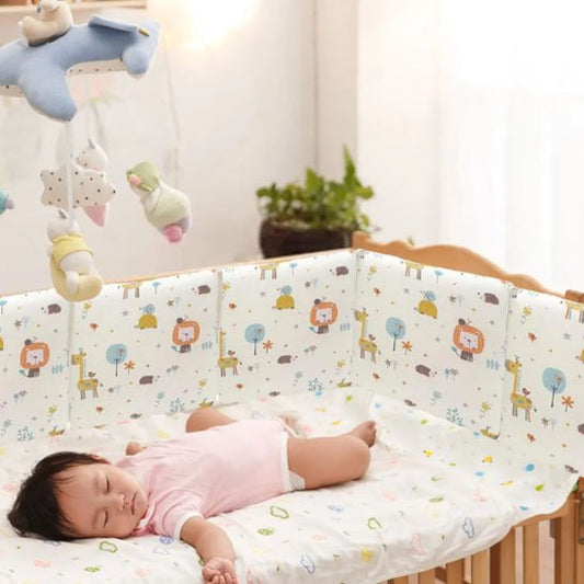 Tour de lit bébé animaux bébé endormi 