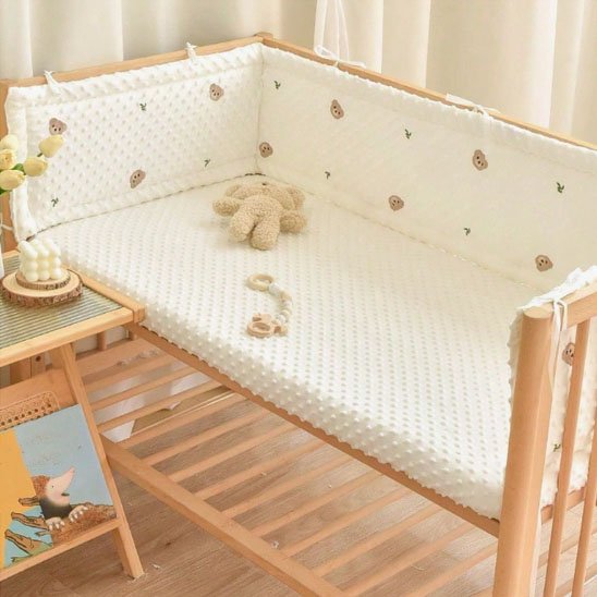 Tour de lit bébé beige dans lit bébé