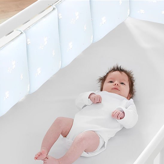 Tour de lit bébé bleu bébé dans lit