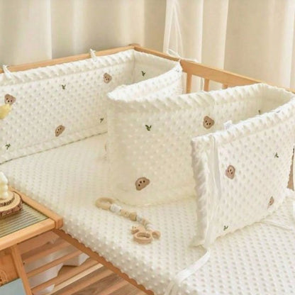 Tour de lit bébé avec bébé assis  lit
