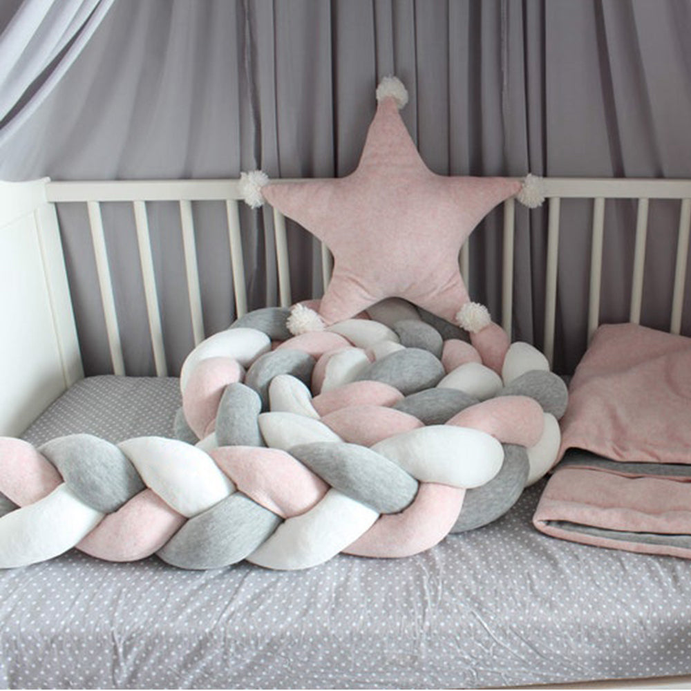 tresse de lit rose gris blanc enroulee sur lit