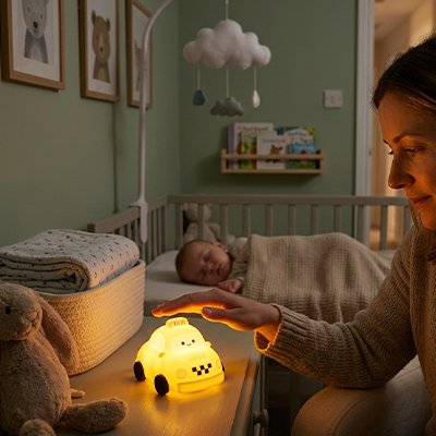 Veilleuse bébé taxi allumée par maman 